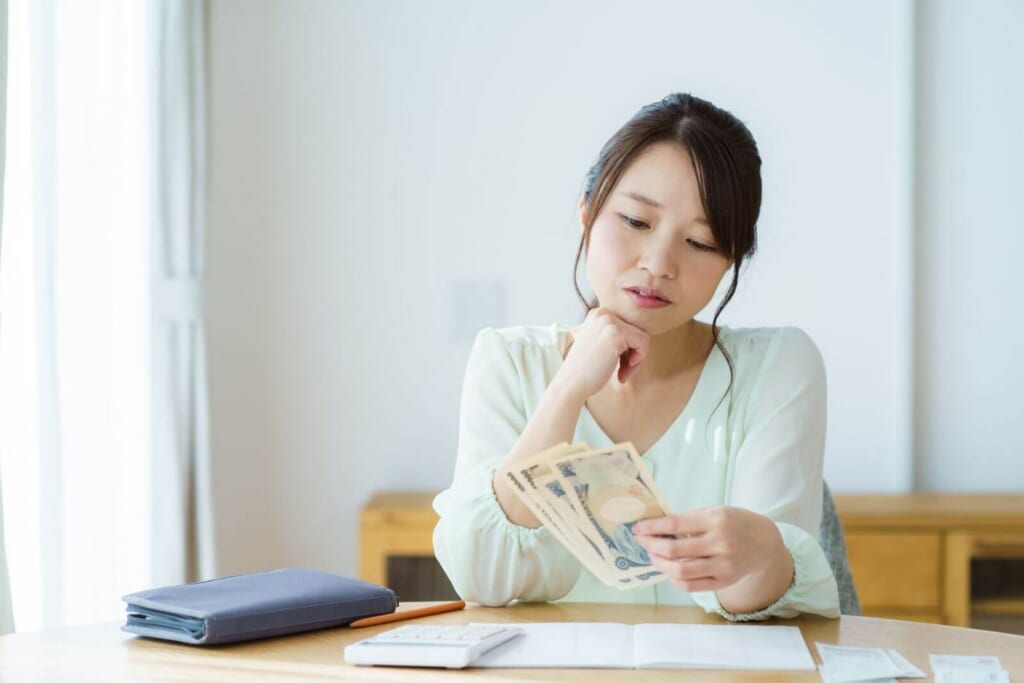 彼氏にお金を貸すか迷っている女性の写真